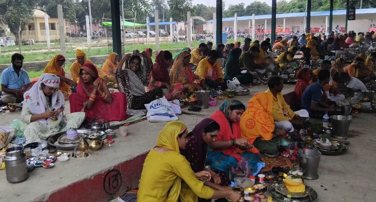 108 couples performed a mass Maharudrabhishek.