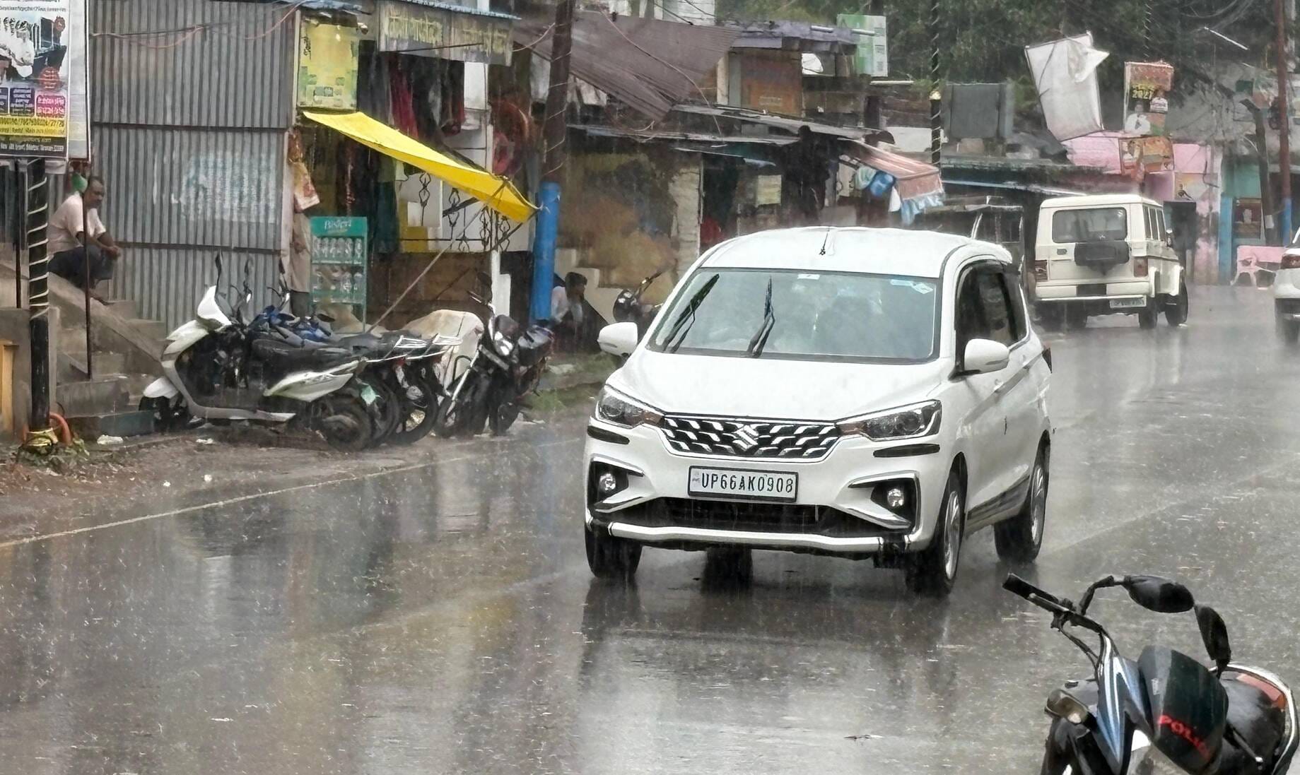 ज्ञानपुर नगर में शाम के समय हो रही बरसात। संवाद