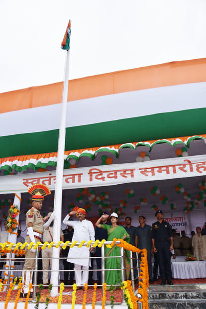 झंडा फहराते हुए सामाजिक न्याय एवं अधिकारिता मंत्री कृष्ण कुमार बेदी। संवाद