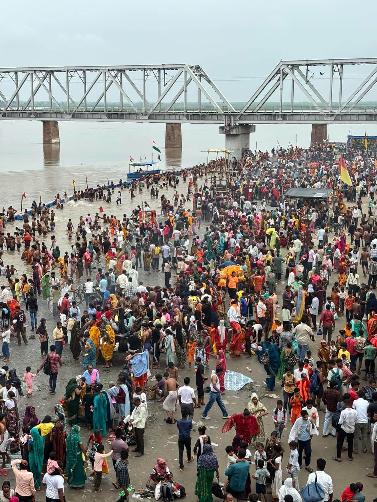 Kumbh-like scene at Kachhla; Kanwariyas arrive to collect Ganga water.
