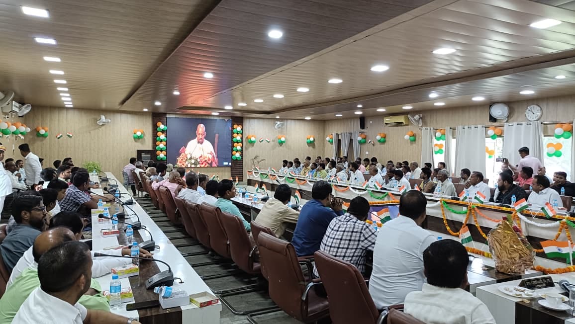 कलेक्ट्रेट में आयोजित कार्यक्रम में मौजूद अधिकारी व कर्मचारी।-