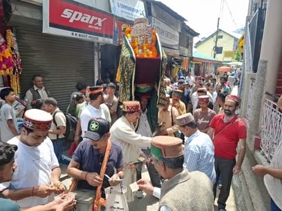 कुल्लू में देवता वीरनाथ गौहरी देव परिक्रमा के दौरान दर्शन करते श्रद्यालू।-संवाद