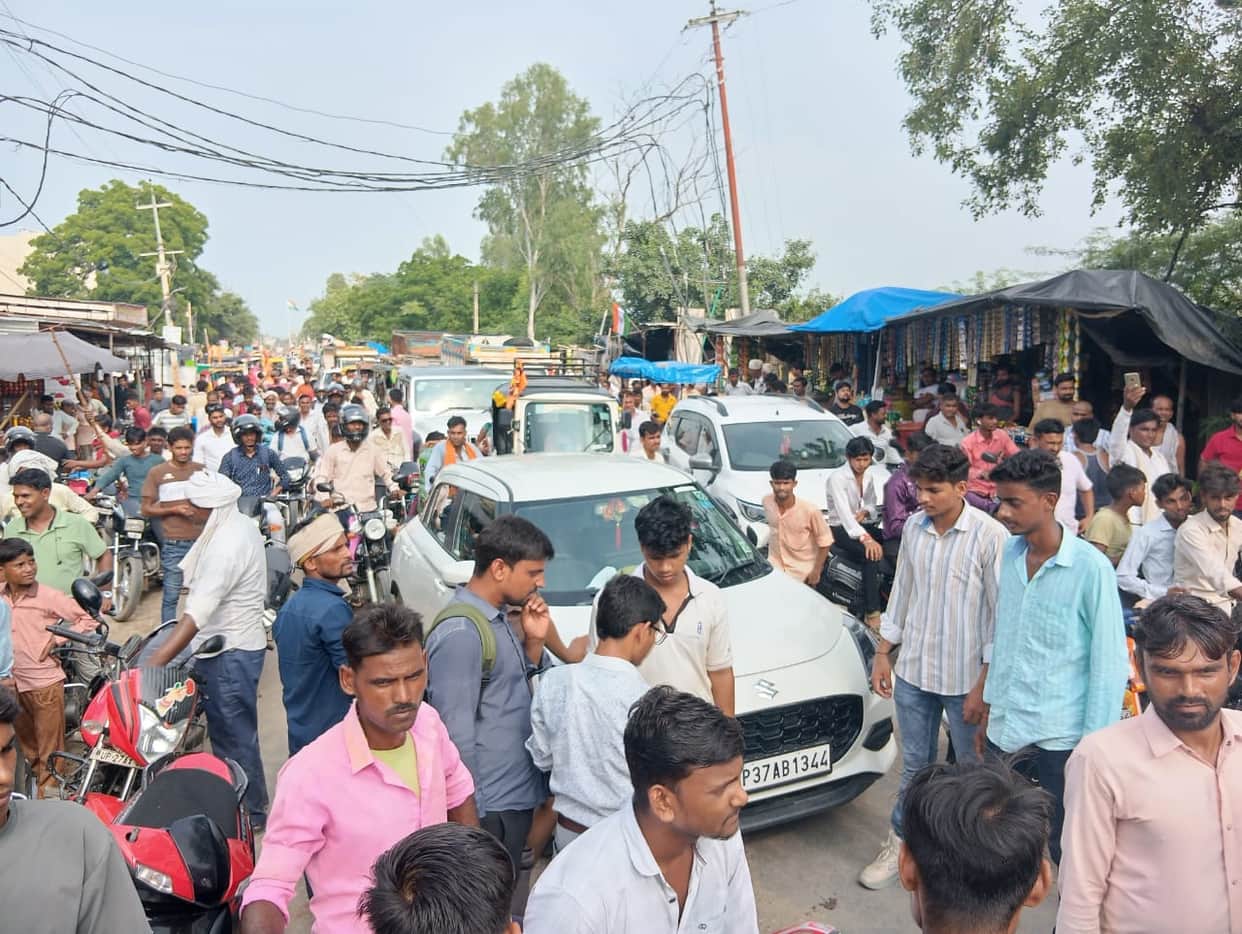 Roadblock staged at Paraur intersection following a 21-hour power outage; scuffle with police ensued.