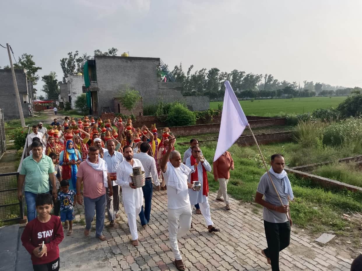A Kalash Yatra was taken out on the occasion of the installation of the Dada Kheda idol.