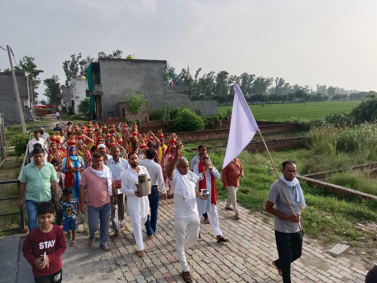 Kaithal News: दादा खेड़ा की मूर्ति की स्थापना पर निकाली कलश यात्रा