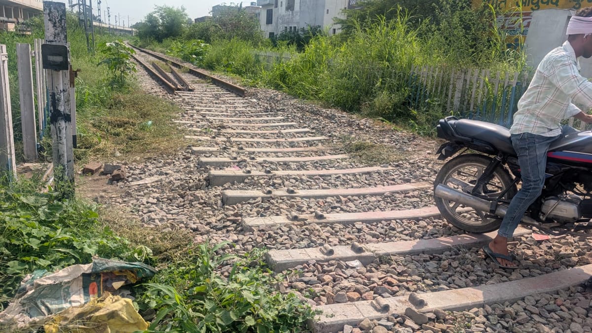 Kurukshetra News: एलिवेटेड ट्रैक के बाद अब पुरानी रेलवे पटरी हटाने का काम शुरू, पटरी हटने के बाद नीचे की जाएगी सड़क