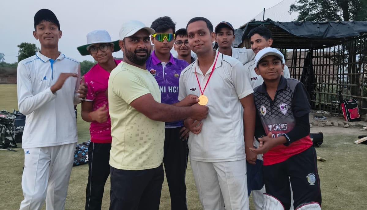 क्रिकेट मैच के बाद खिलाडी को मेडल पहनाकर सम्मानित करते कोच। स्रोत एसोसिएशन