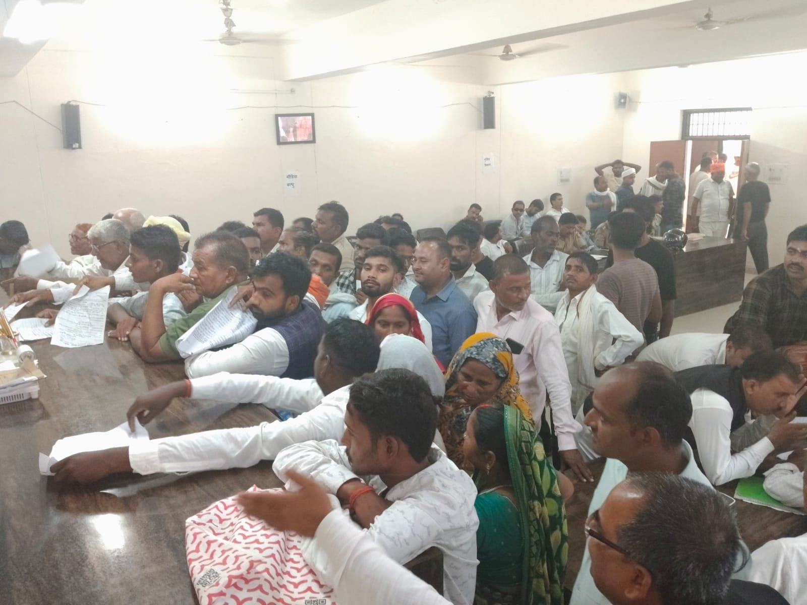 करनैलगंज तहसील में जनसमस्याएं सुनतीं डीएम, एसपी व सीडीओ तथा तरबगंज तहसील में उमड़े फरियादी। संव