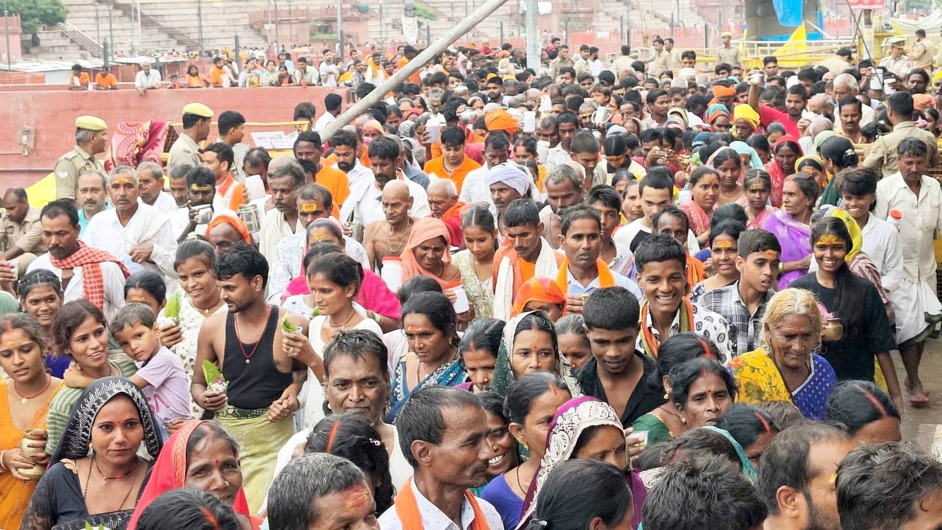 क्षीरेश्वरनाथ मंदिर में जलाभिषेक करते श्रद्धालुगण।
