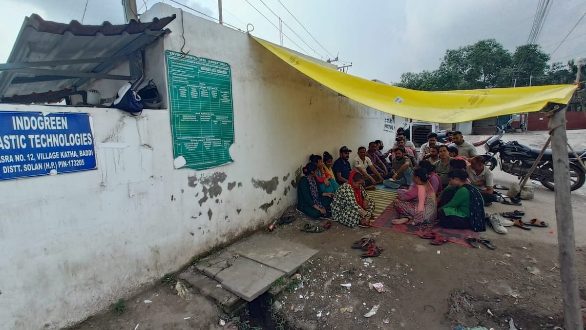 Solan News: बारिश के दौरान भी गेट के बाहर की नारेबाजी