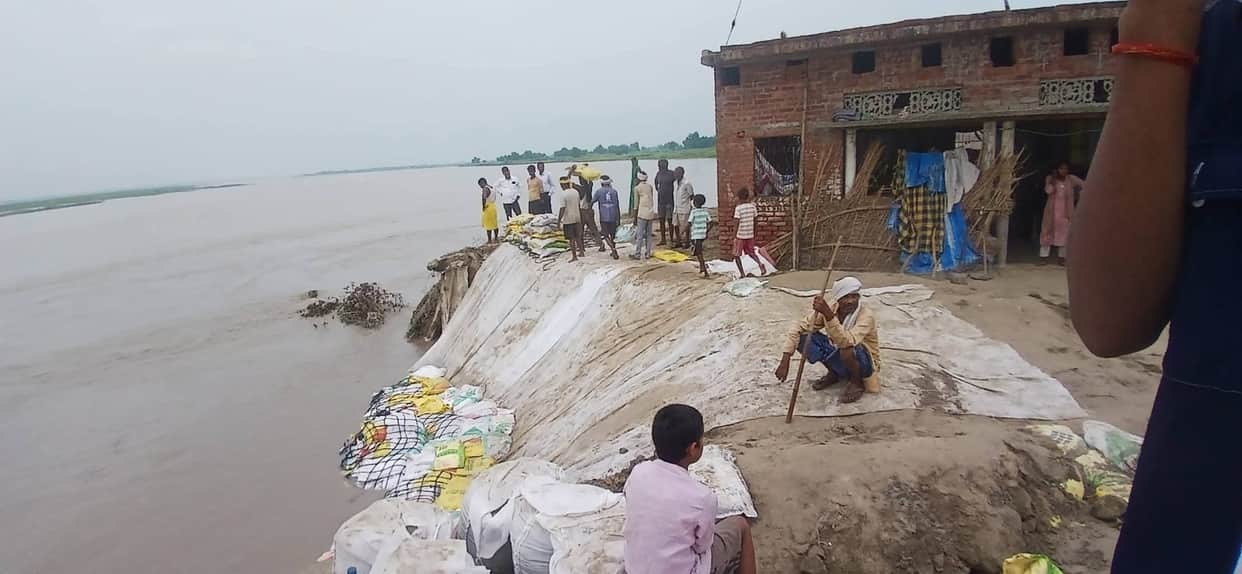 The water level of Saryu has risen, and the erosion of the Umaria ring dam poses a risk of flooding.