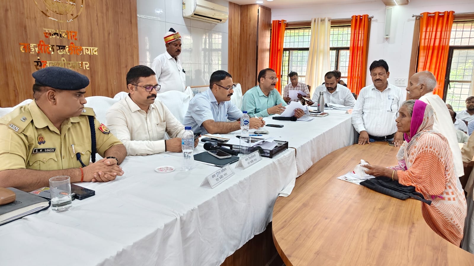 खलीलाबाद तहसील सभागार में फरियादियों की समस्याएं सुनते जिलाधिकारी आलोक कुमार। संवाद