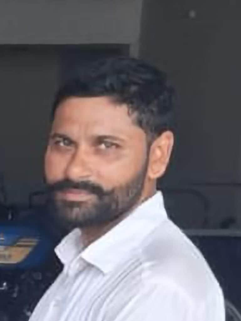 Liquor shop salesman murdered; road blocked in protest.