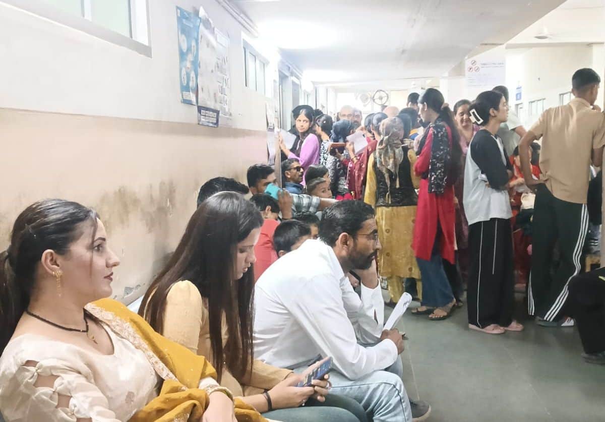 Long queues of patients at the hospital; unavailability of ultrasound adds to the trouble.
