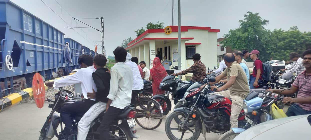 Railway crossing closed for half an hour; Independence Day procession stuck in traffic jam.