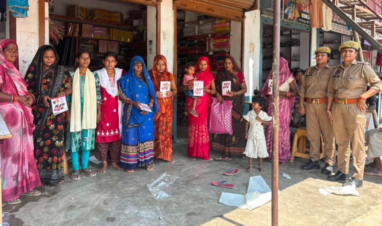 महिलाओं को जागरूक करती महिला आरक्षी।- 