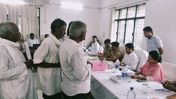 मुहम्मदाबाद गोहना तहसील सभागार में सम्पूर्ण समाधान दिवस पर जनसुनवाई करते जिलाधिकारी आनंद वर्धन