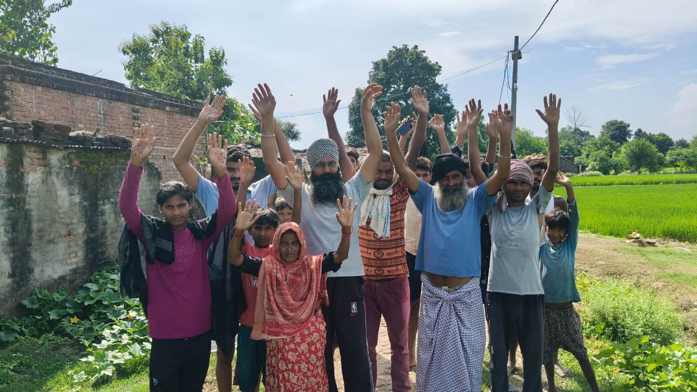 मिहींपुरवा के राजापुर गिरंट गांव में पिंजरा लगाने की मांग को लेकर प्रदर्शन करते ग्रामीण। 