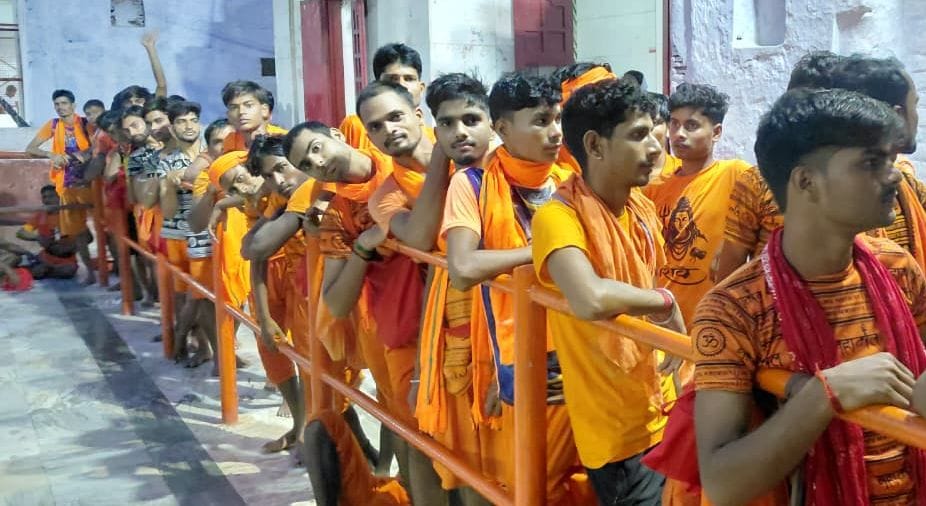 महादेवा में कपाट खुलने के इंतजार में रविवार की शाम से कतार में खड़े श्रद्धालु। संवाद
