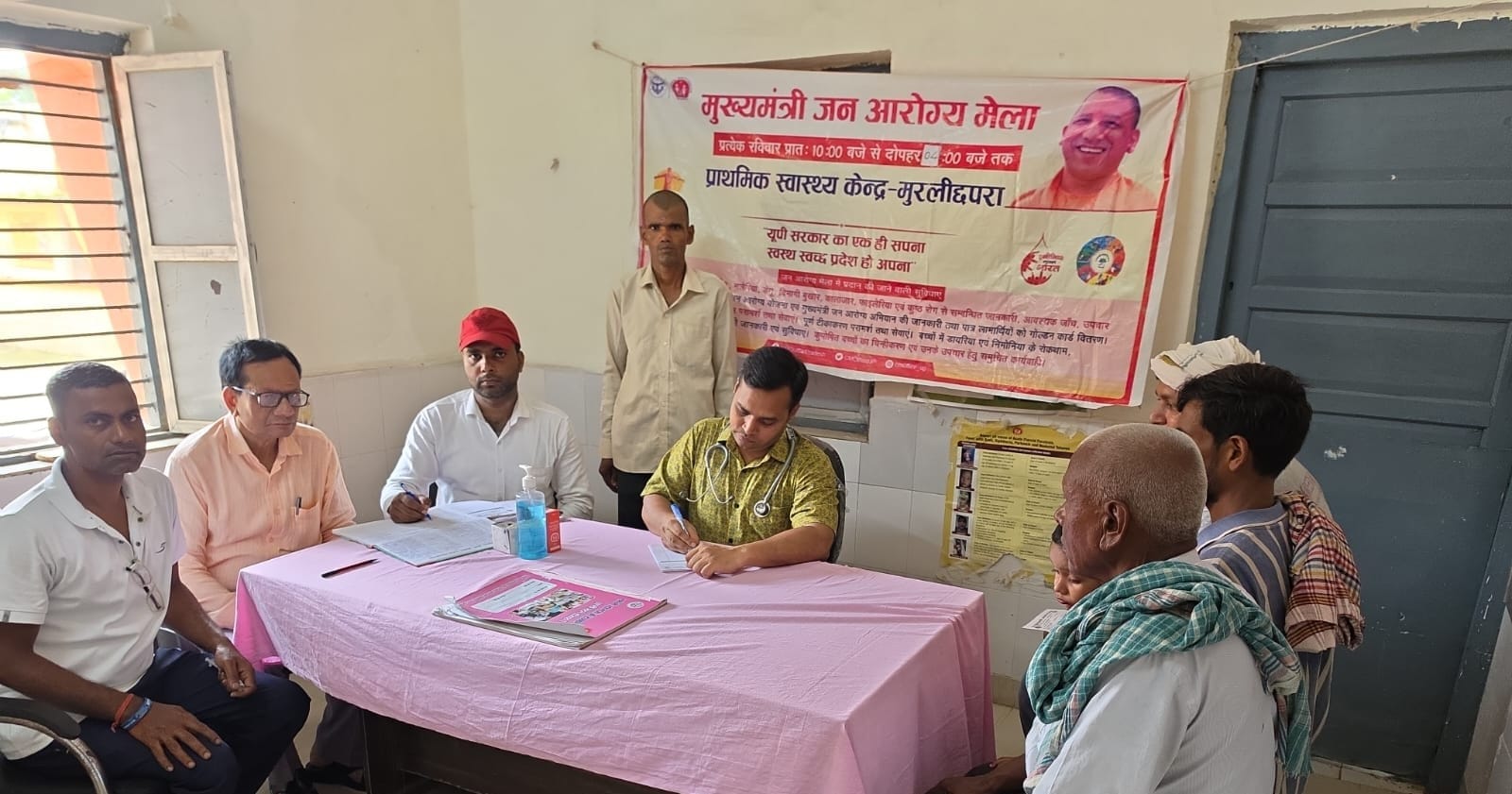 मुख्यमंत्री जन आरोग्य मेला के दौरान प्राथमिक स्वास्थ्य केंद्र मुरली छपरा पर मरीजों का उपचार करत