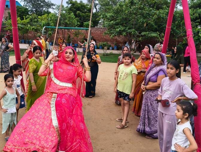 मूलचंद झील पर तीज उत्सव में झूला झूलतीं नगर परिषद की चेयरपर्सन प्रीति।