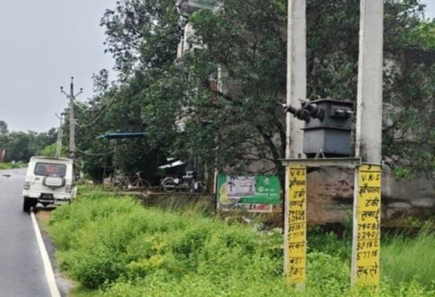 मिर्जापुर चौराहे के पास लगा ट्रांसफार्मर