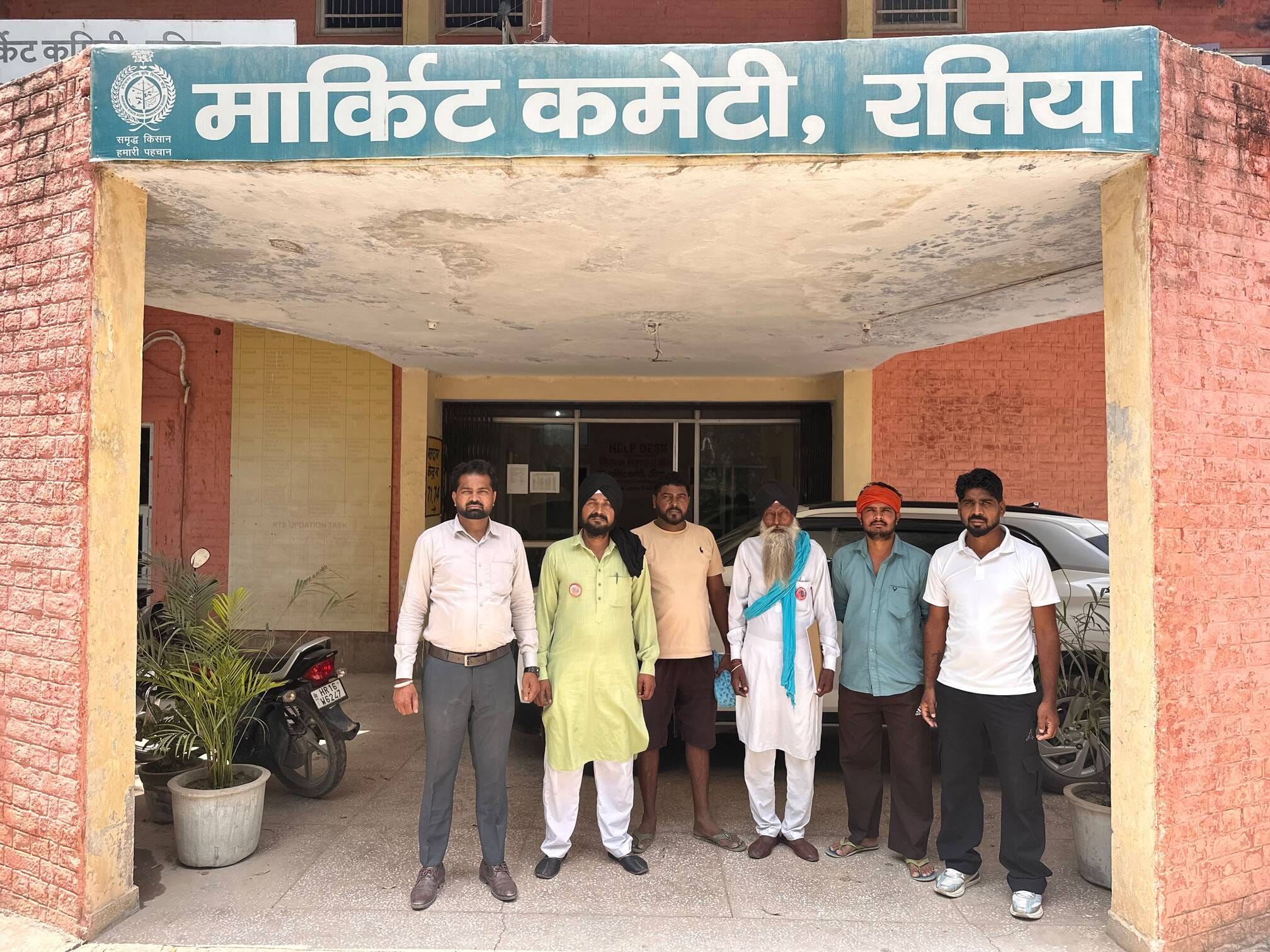 मार्किट कमेटी में मांगों का ज्ञापन देते जाते हुए मजदूर संगठन ,स्त्रोत स्वयं