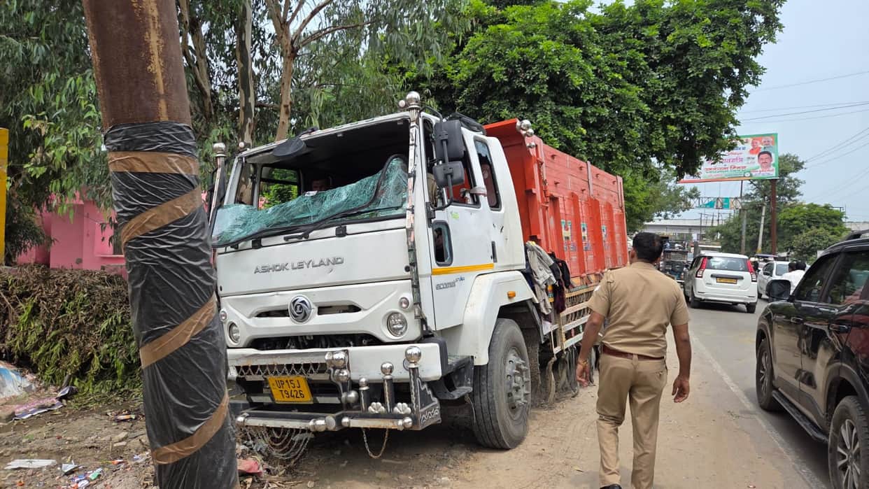 Kanwariya on bike critically injured after being hit by a truck; enraged companions beat up the driver and cleaner