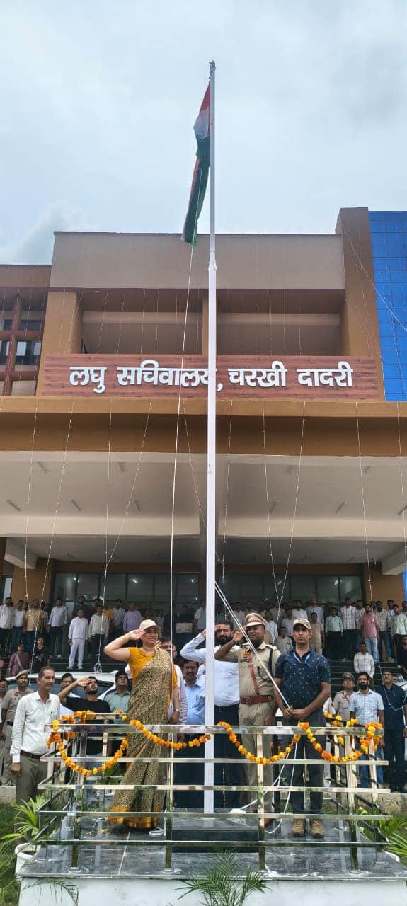 The Deputy Commissioner hoisted the flag at the new Mini-Secretariat complex.