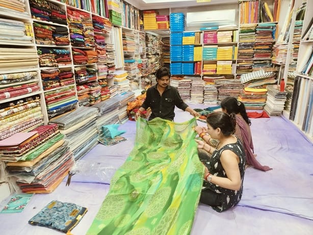 नाग पंचमी पर साड़ी की खरीददारी करती महिलाएं