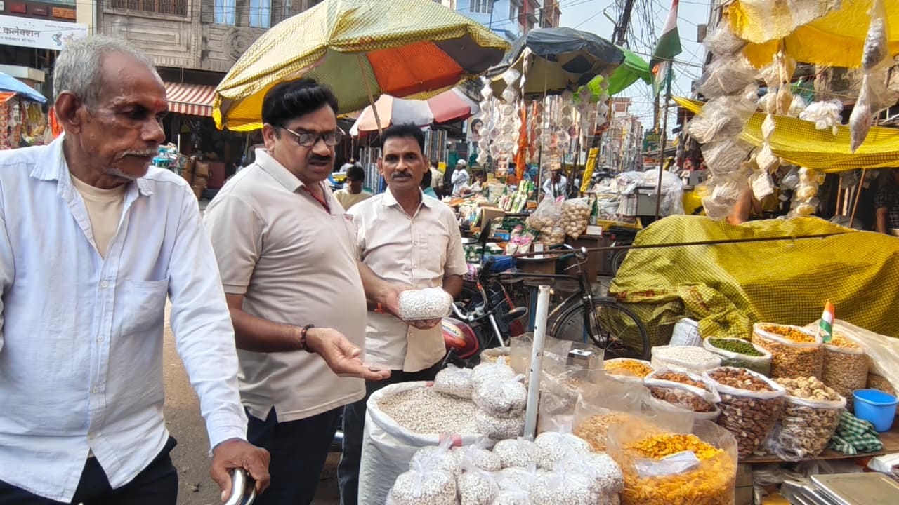 नागपंचमी पर्व के लिए नगर के लावा की खरीदारी करते लोग।संवाद