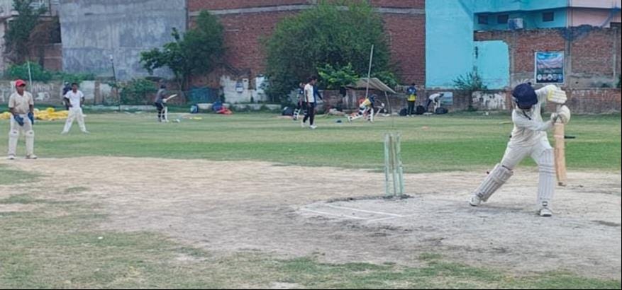 नगर के भीटी स्थित मैदान पर आयोजित मैच में शाट लगाता बल्लेबाज। संवाद