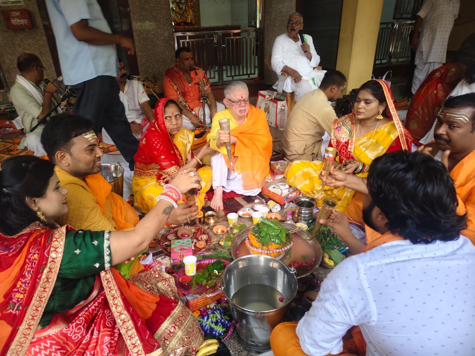 नगर के हनुमान घाट स्थित लक्ष्मी नारायण मंदिर पर पार्थिव शिवलिंग द्वादश ज्योतिर्लिंग रुद्राभिषेक