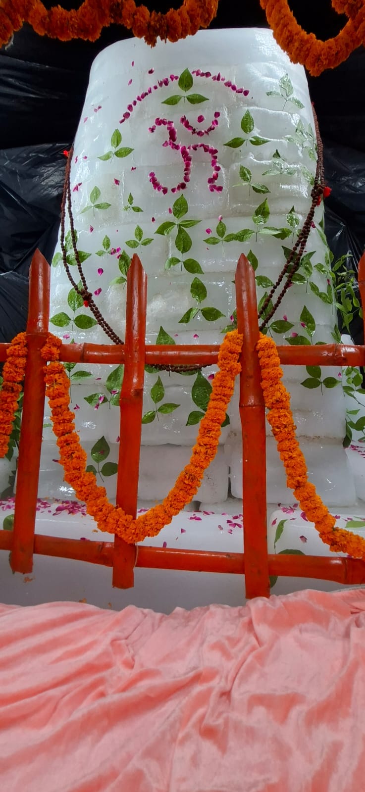 नगर के शांतिकुंज गायघाट स्थित मऊ महादेव मंदिर पर सजा बाबा अमरनाथ बर्फानी का दरबार। संवाद