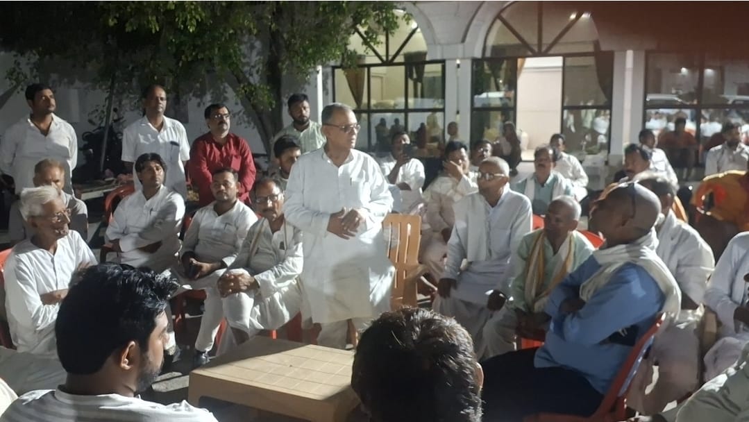 नगरा विकास खंड के पांडेयपुर स्थित आवास पर रसड़ा विधायक उमाशंकर सिंह के श्रद्धांजलि सभा को संबो