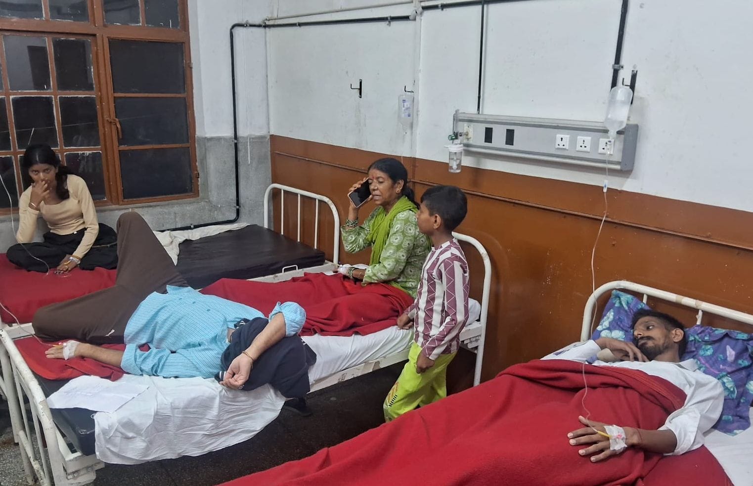 नागरिक अस्पताल जोगिंद्रनगर के आपातकालीन वार्ड में रविवार देर रात के बैड पर दो-दो उपचाराधीन मरीज