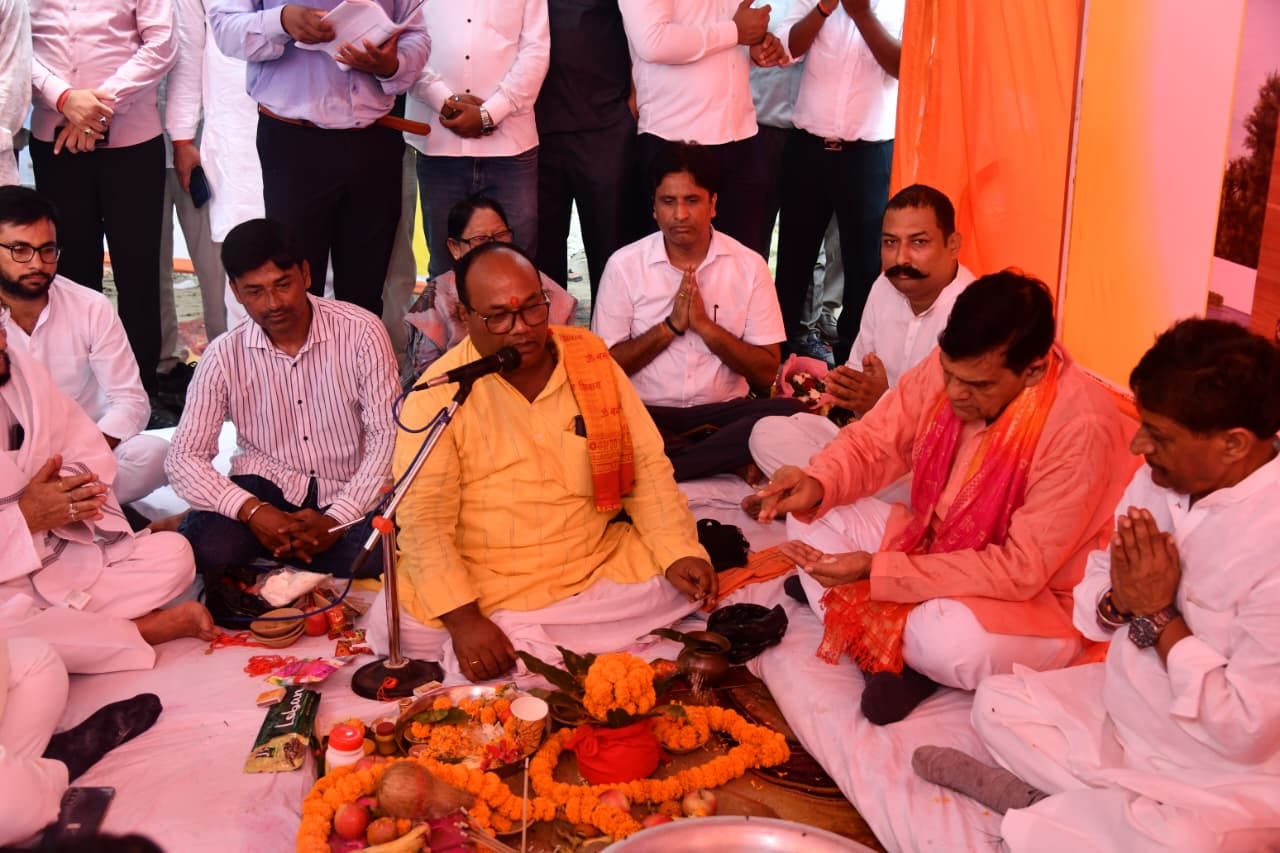नागरिक सुविधा केंद्र का भूमिपूजन के लिए पूजन अर्चना करते कैबिनेट मंत्री एके शर्मा