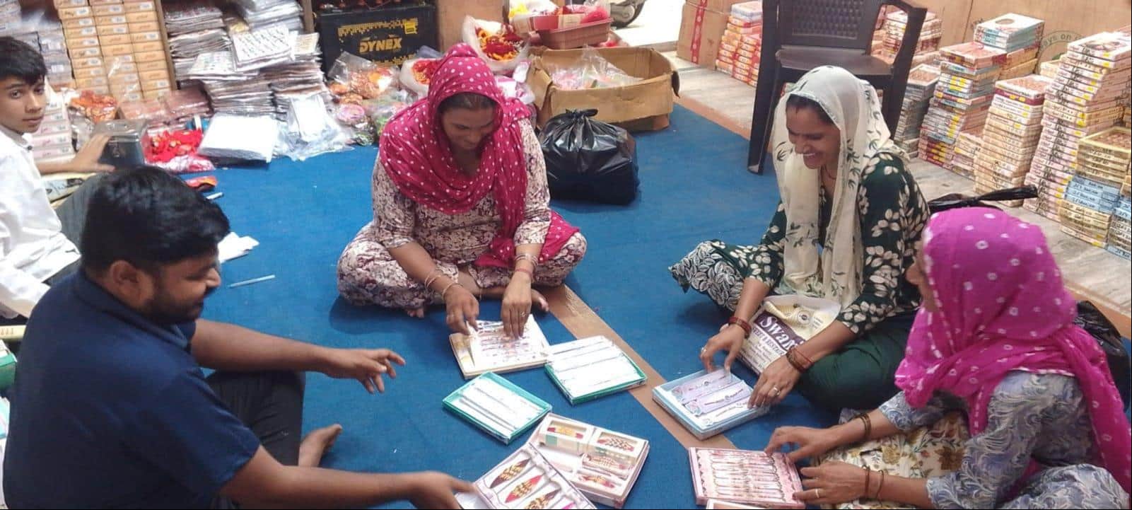 नई बाजार स्थित दुकान में रक्षाबंधन को लेकर राखियां खरीदने पहुंचीं महिलाएं। संवाद 