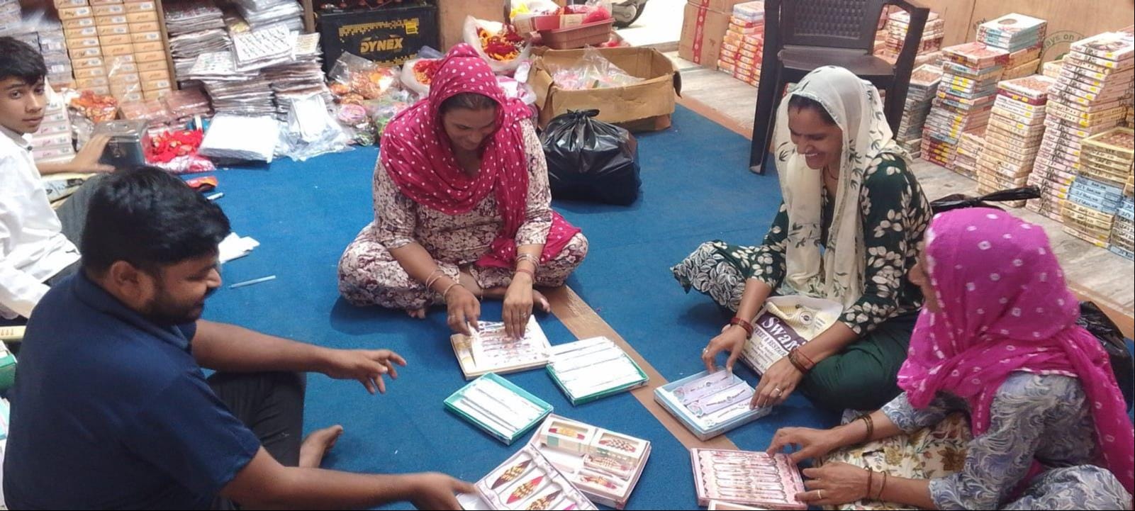 नई बाजार स्थित दुकान में रक्षाबंधन को लेकर राखियां खरीदने पहुंचीं महिलाएं। संवाद 