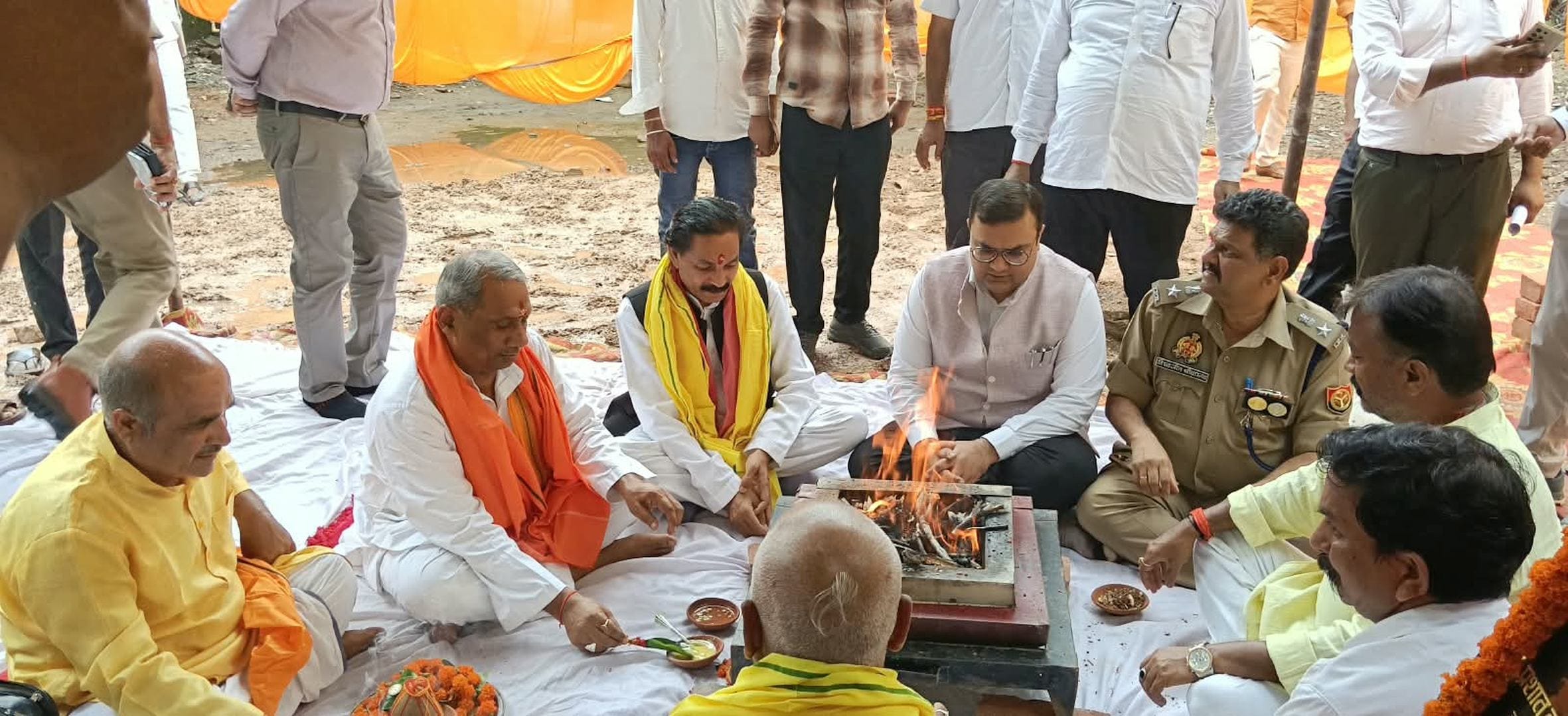 निर्माण के लिए भूमि पूजन करते एमएलसी, साथ में विधायक व अन्य। 
