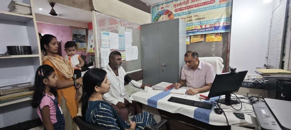 न्यू डिफेंस कॉलोनी स्थित नगरीय स्वास्थ्य केंद्र में जांच करते चिकित्सक। संवाद