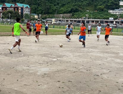 पड्डल मैदान मंडी में खेली जा रही ऑल ओपन फुटसल चैंपियनशिप के फाइनल में जीत केलिए दम दिखाते खि
