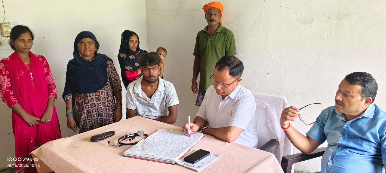 पीएचसी सोहना में मरीजों को परामर्श देते डॉक्टर एससी शर्मा। संवाद