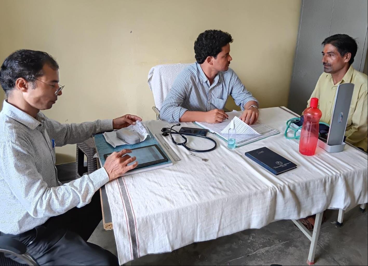 पीएचसी त्रिलोकपुर में मरीज देखते चिकित्सक। संवाद