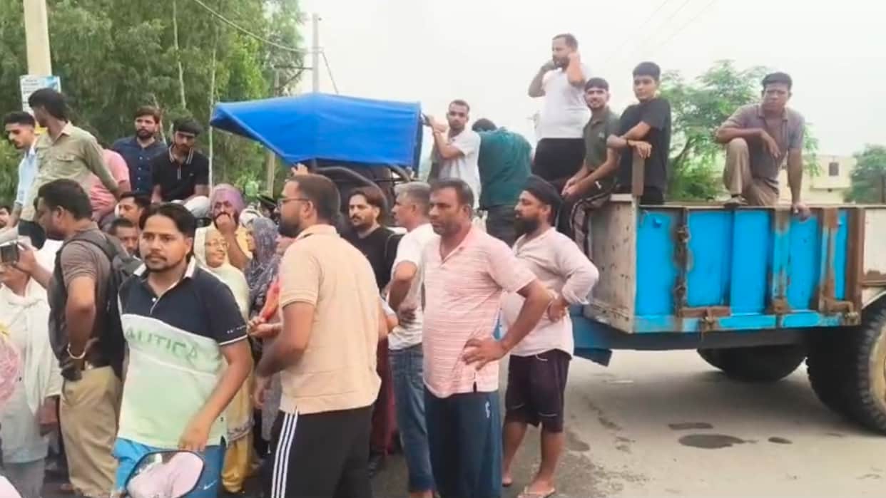 Traffic blocked on the National Highway due to the lack of rainwater drainage