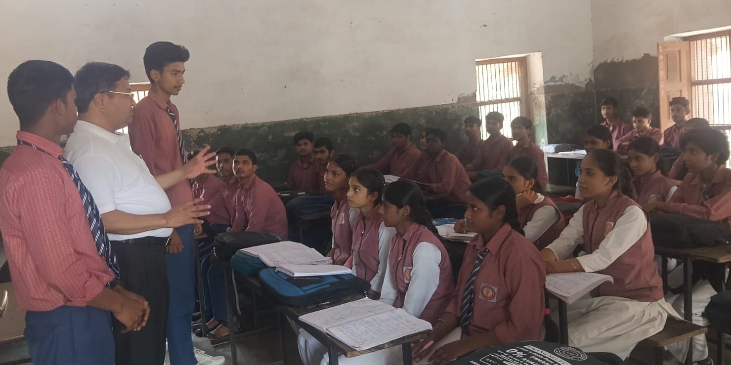 पिलखुवा के आरआर इंटर कॉलेज में आयोजित गोष्ठी में बोलते छात्र।संवाद