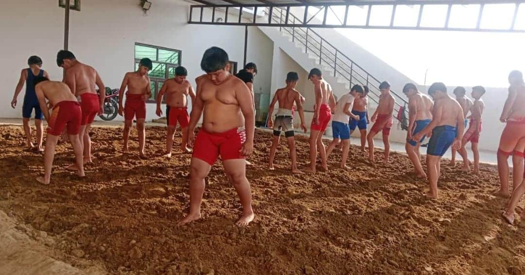 पुलिस लाइन अखाड़े में अभ्यास करते पहलवान। संवाद