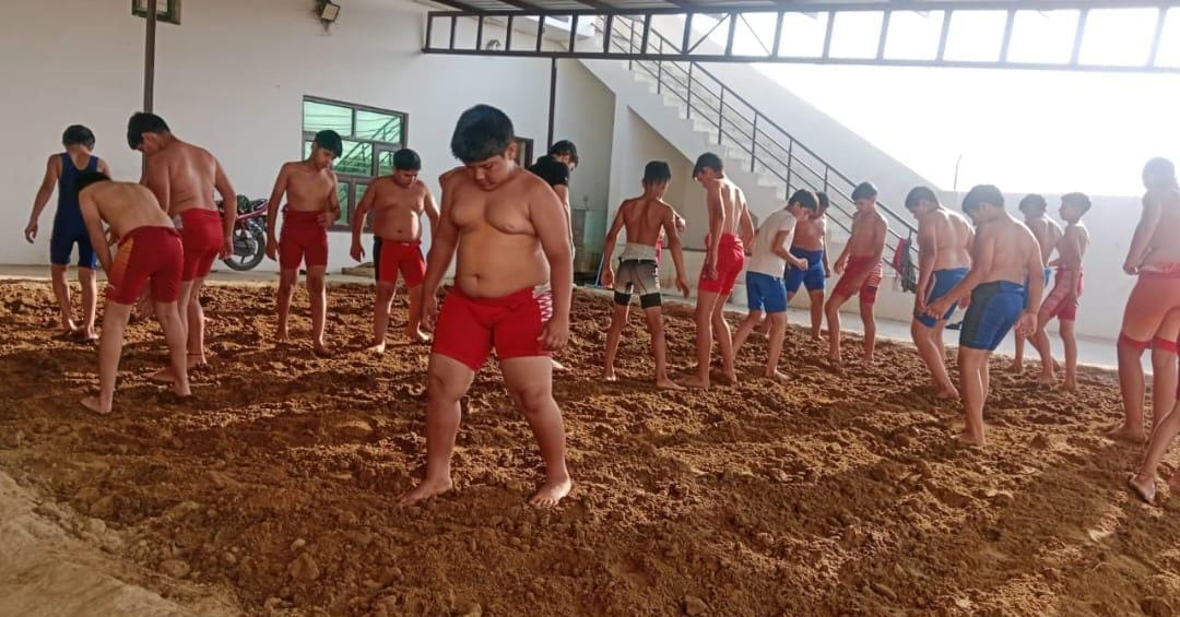 पुलिस लाइन अखाड़े में अभ्यास करते पहलवान। संवाद