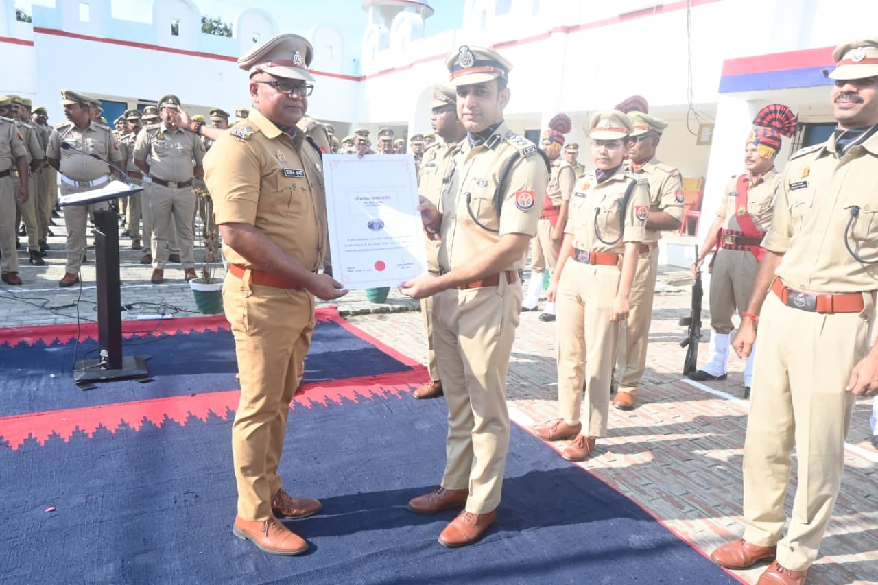 पुलिस लाइन परिसर में उत्कृष्ट कार्य करने वाले पुलिस के जवानों को प्रमाण पत्र व बैच लगाकर सम्मान