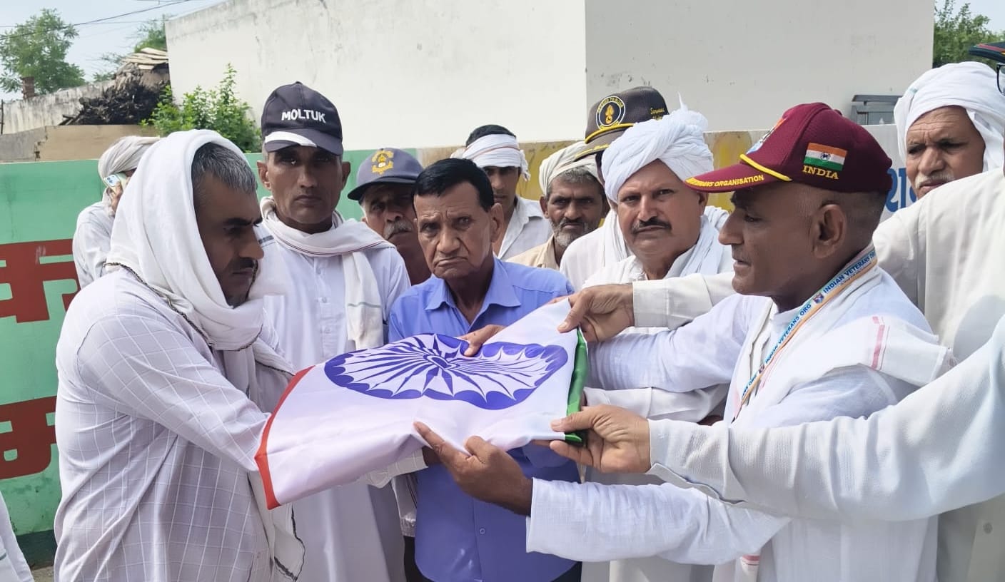 परिजन को तिरंगा प्रदान करते सैनिक प्रकोष्ठ के सदस्य। 
